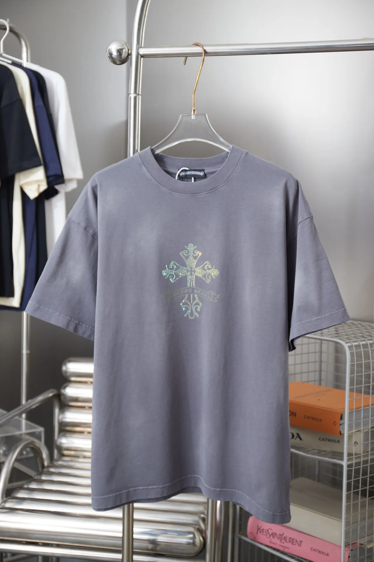 P190 Chrome Hearte 25SS early spring new model, cross hot diamond short sleeves, light luxury, essential item for daily commuting for men and women, correct version, welcome to compare, detailed features · 280 grams of 100% pure cotton double yarn jersey fabric · Custom dyeing in the same vat with special thickened 32 pieces of double-strand 1X1 thread · Digital direct printing ➕ High temperature Australian imported diamonds. Ready-made garments are dyed, and then faded and fried snowflakes are processed. Then wash to make it look old. General washing improves the effect · Double-needle stitching across seams · Original main mark, washed tag, branded moisture-proof paper packaging Color: black/blue/grey Size: S/M/L/XL